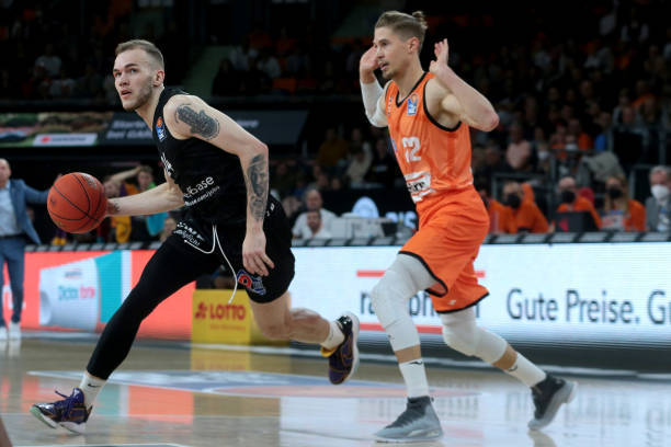 中表现出色 中表现出色